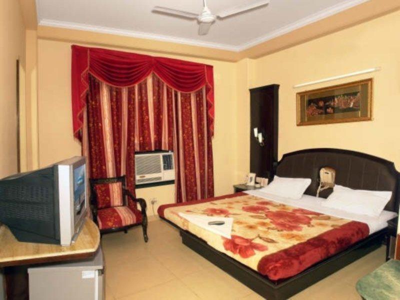 Hotel Raunak International 3*